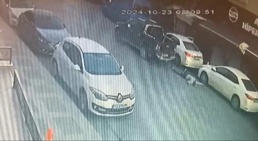 &Uuml;sk&uuml;dar&rsquo;da polise &ccedil;eki&ccedil;li saldırı olayına ilişkin g&uuml;venlik kamera g&ouml;r&uuml;nt&uuml;leri ortaya &ccedil;ıktı
