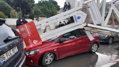 &Uuml;sk&uuml;dar&rsquo;da tırın &uuml;zerindeki ekskavat&ouml;r tabelaya &ccedil;arptı: 7 ara&ccedil; zarar g&ouml;rd&uuml;