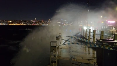 &Uuml;sk&uuml;dar sahilinde lodos etkili oldu; dev dalgalar oluştu