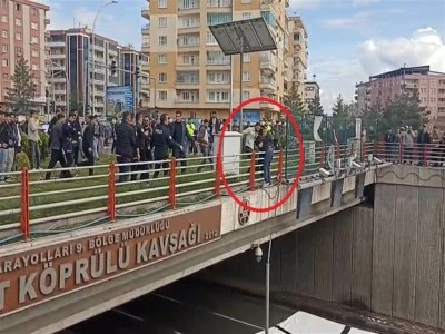 &Uuml;st ge&ccedil;itten atlamak isteyen kişiyi polis kurtardı
