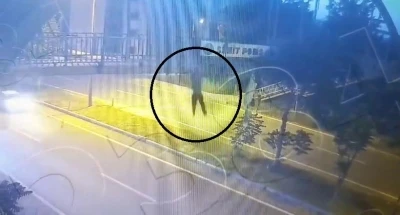 &Uuml;st ge&ccedil;itten atlayan 14 yaşındaki &ccedil;ocuğa otomobil &ccedil;arptı