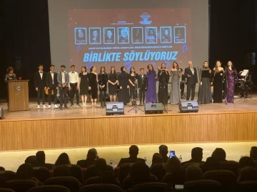 Usta sanat&ccedil;ılar ve &ouml;ğrenciler sahnede d&uuml;et yaptı
