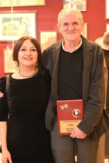 &Uuml;st&uuml;n Akmen Tiyatro &Ouml;d&uuml;lleri sahiplerini buldu
