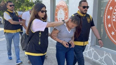 &Uuml;vey ablasını &ouml;ld&uuml;r&uuml;p arkadaşını yaraladı 