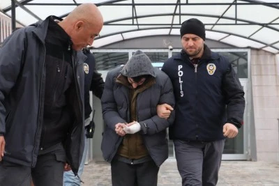 &Uuml;vey oğlu tarafından &ouml;ld&uuml;r&uuml;ld&uuml;