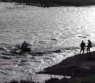 Uyarılara aldırış etmedi, trakt&ouml;r&uuml;yle akarsuda mahsur kaldı
