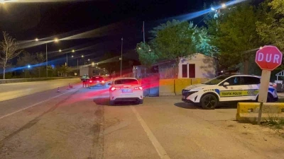 Uygulama noktasından ka&ccedil;maya &ccedil;alışan aracın &ccedil;arptığı polis yaralandı