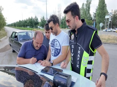 Uygulamadan &ccedil;ağırdığı korsan taksiciyi yakalattı, kendisine de ceza yazıldı