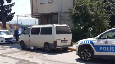 &lsquo;Uygunsuz giyinme&rsquo; tartışmasında komşusunu sopayla yaraladı