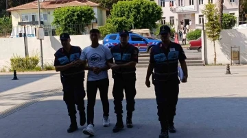 Uyuşturucu krizine giren gen&ccedil;, madde bulmak i&ccedil;in &ccedil;aldığı ara&ccedil;la şehir turu yaptı
