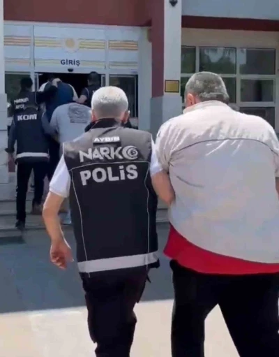 Uyuşturucu ticareti yapan baba ve 3 oğlu tutuklandı
