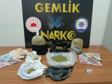 Bursa&rsquo;da uyuşturucuyu i&ccedil; &ccedil;amaşırlarında sakladılar