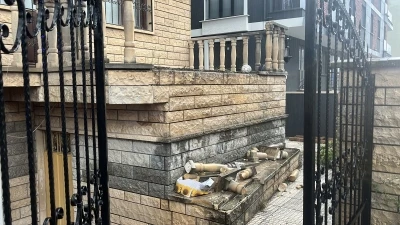 &Uuml;zerine beton korkuluk d&uuml;şen &ccedil;ocuk yaralandı