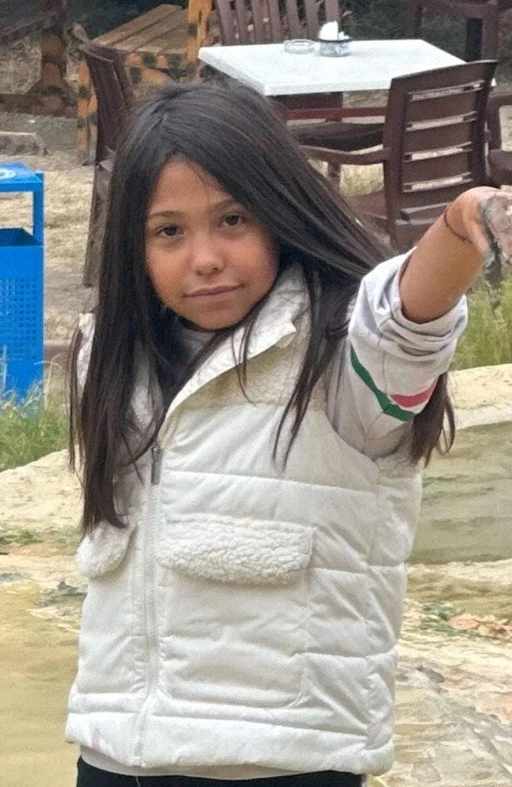 &Uuml;zerine demir kapı d&uuml;şen 8 yaşındaki Asya hayatını kaybetti
