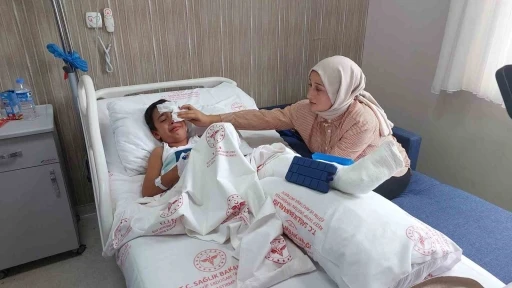 &Uuml;zerine okulun demir kapısı d&uuml;şen &ccedil;ocuk yaralandı
