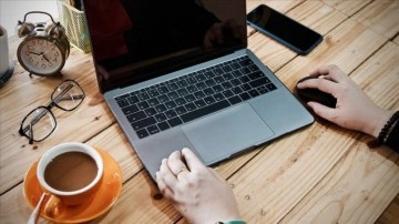 Uzun s&uuml;re evden &ccedil;alışma kalıcı şekil bozukluklarına sebep olabilir