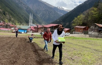 Uzung&ouml;l&rsquo;de Arap turistler, tarlada mısır eken vatandaşlara hurma dağıttı, tarla belledi
