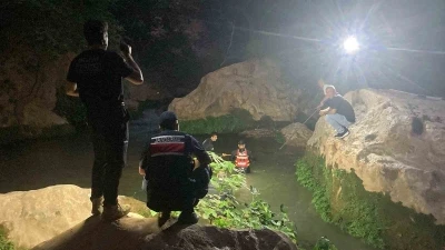 Vadide girdiği suda akıntıya kapılan &ccedil;ocuk hayatın kaybetti