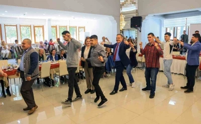 Vali Akbıyık engel tanımayan bireylerle Zeybek oynadı
