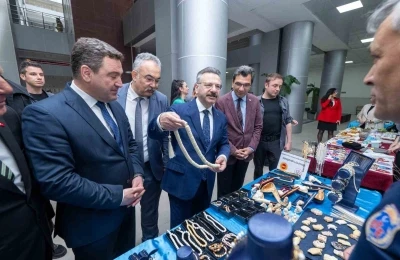 Vali Aksoy, kas hastası &ccedil;ocuk i&ccedil;in d&uuml;zenlenen panayıra katıldı
