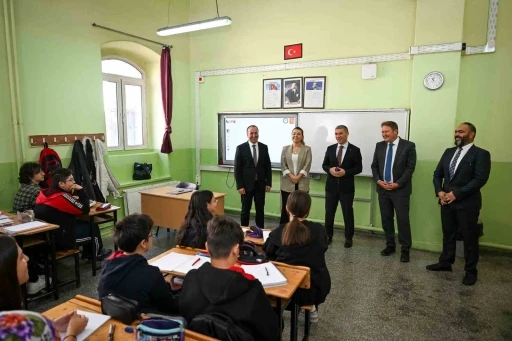 Vali Aktaş &ouml;ğretmen ve &ouml;ğrencilerle bir araya geldi
