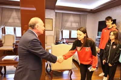 Vali Ali &Ccedil;algan şampiyon sporuları tebrik etti
