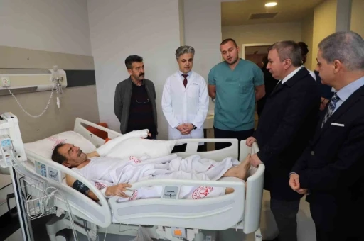 Vali Aydoğdu, otob&uuml;s kazasında yaralananları hastanede ziyaret etti
