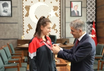 Vali &Ccedil;elik Milli Boks&ouml;r&uuml; &ouml;d&uuml;llendirdi
