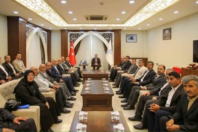 Vali &Ccedil;elik, Şemdinli muhtarlarıyla bir araya geldi
