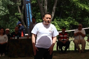 Vali &Ccedil;i&ccedil;ek gen&ccedil;lerin kampına misafir oldu, şarkı s&ouml;yleyerek oyun oynadı
