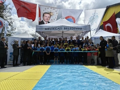 Vali &Ccedil;i&ccedil;ek: "ERVA Spor Okullarını şeref meselemiz yaptık"
