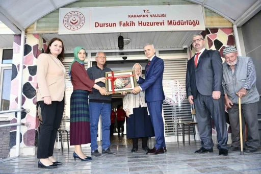 Vali &Ccedil;i&ccedil;ekli: &ldquo;Onlar bizim başımızın tacıdır&rdquo;
