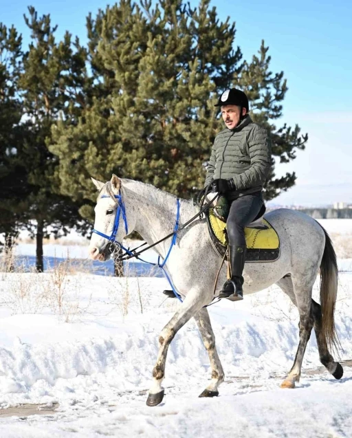 Vali &Ccedil;ift&ccedil;i&rsquo;den atla kar safarisi

