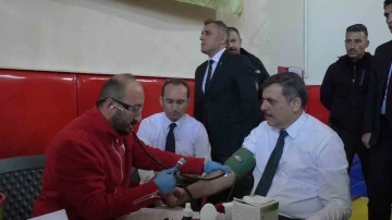 Vali &Ccedil;ift&ccedil;i: &ldquo;Kan bağışıyla sağlığın ş&uuml;kr&uuml;n&uuml; ifa ederiz&rdquo;
