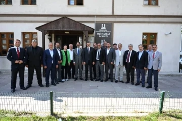 Vali &Ccedil;ift&ccedil;i muhtarları dinledi
