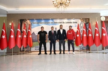 Vali &Ccedil;ift&ccedil;i ve Başkan Sekmen, şampiyonları kabul etti
