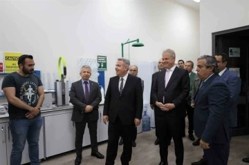 Vali Elban, İzmir Ekonomi&rsquo;de projeleri dinleyip gen&ccedil;lerle sohbet etti
