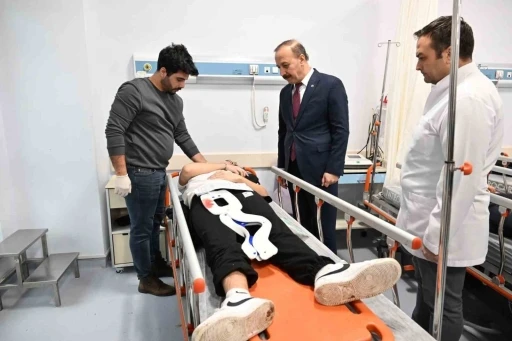 Vali Erin, otob&uuml;s kazasında yaralanan vatandaşları hastanede ziyaret etti
