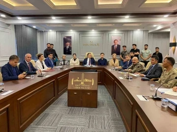 Vali, esnaf ve &ouml;ğrencilerin sorunlarını masaya yatırdı
