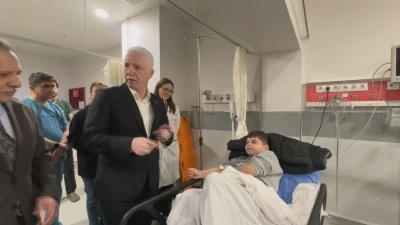 Vali G&uuml;l, &ccedil;&ouml;ken binalardan  kurtarılan yaralıları ziyaret etti