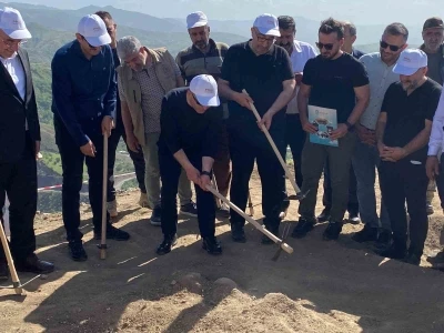 Vali Hatipoğlu, 3 bin yıllık tarihi Palu Kalesi i&ccedil;in ilk kazmayı vurdu
