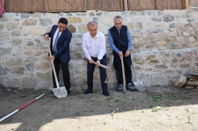 Vali Hatipoğlu ilk kazmayı vurdu, 5 bin yıllık kalede kazı başladı
