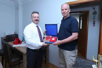 Vali H&uuml;seyin Aksoy gazi Polis Memuru Uğur G&ouml;k&uuml;z&rsquo;&uuml; ve ailesini ziyaret etti
