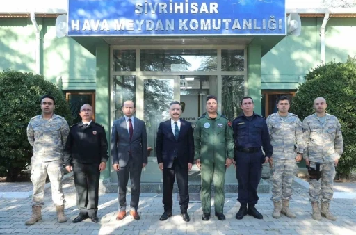 Vali H&uuml;seyin Aksoy, Sivrihisar Hava Meydan Komutanlığı&rsquo;nı ziyaret etti
