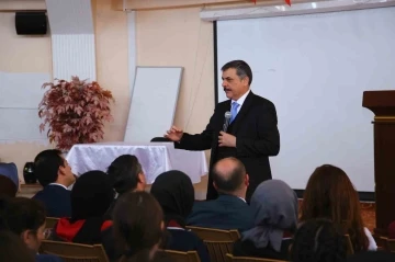 Vali Mustafa &Ccedil;ift&ccedil;i &ouml;ğrencilerle buluştu
