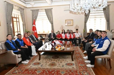 Vali &Ouml;zkan gen&ccedil;leri ağırladı
