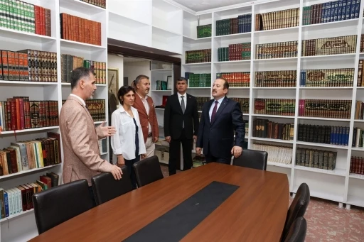 Vali Pehlivan, Kent Tarihi M&uuml;zesinde incelemelerde bulundu
