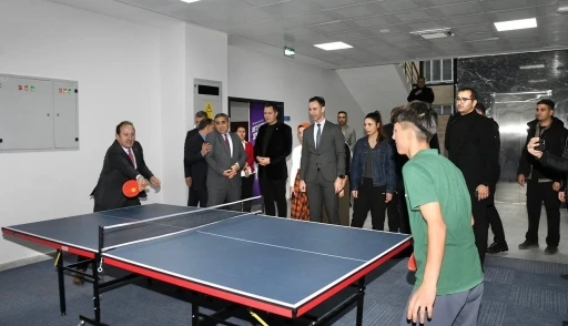 Vali Pehlivan, yapımı tamamlanan Silifke Gen&ccedil;lik Merkezi&rsquo;nde incelemelerde bulundu
