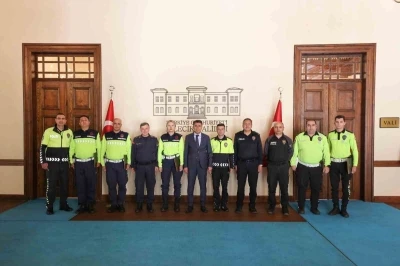 Vali Şefik Ayg&ouml;l&rsquo;den trafik personeline başarı belgesi
