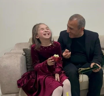 Vali Sonel, Mercan&rsquo;ın k&uuml;pe takma hayalini ger&ccedil;ekleştirdi
